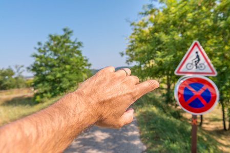 男人用手指指自行车道路标志图片