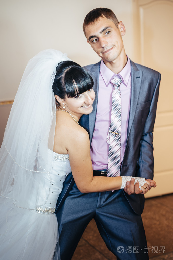 美丽的白人夫妇刚刚结婚和跳舞他们第一次跳舞