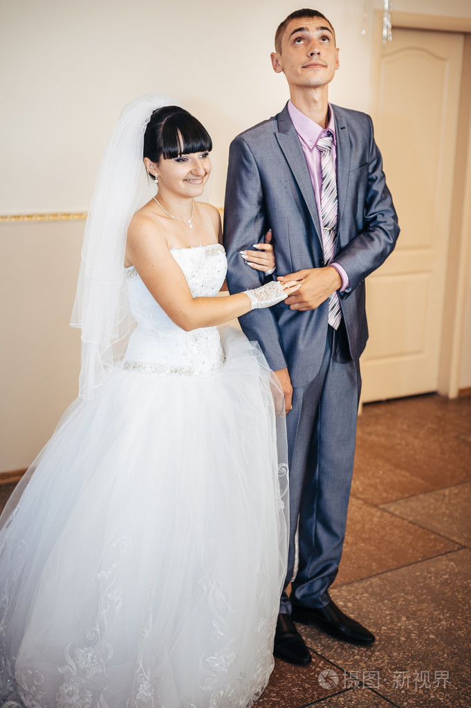 美丽的白人夫妇刚刚结婚和跳舞他们第一次跳舞
