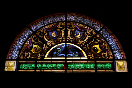 在教会的雅致的彩色的窗口