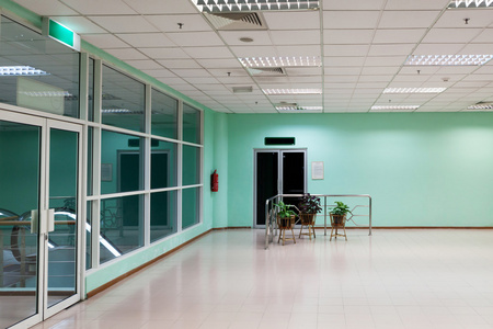 空旷的走廊中的现代化办公大楼
