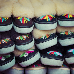 传统的抛光皮革登山鞋儿童被称为  k