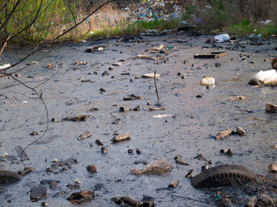 用垃圾污染的湖图片