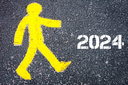 2024 年走向的黄色行人图