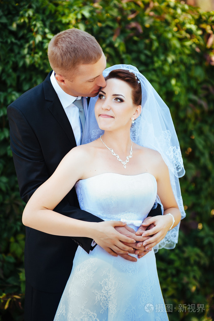 新娘和新郎在婚礼当天到户外散步在春天性质.