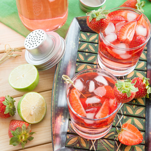 自制的草莓柠檬水