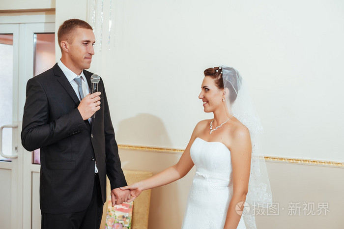 美丽的白人夫妇刚刚结婚和跳舞他们第一次跳舞