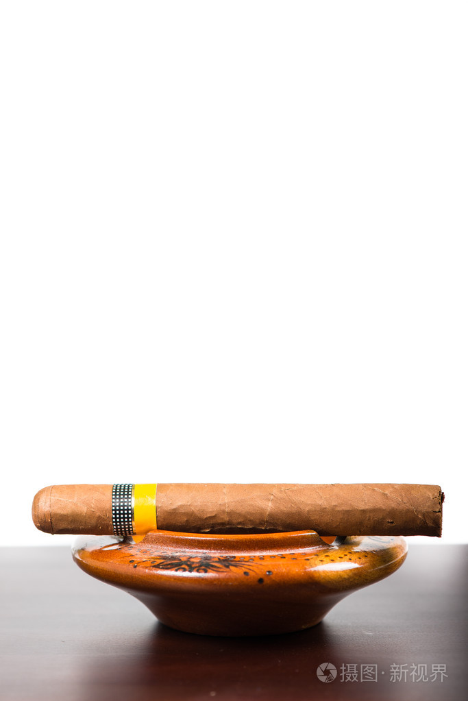 古巴雪茄隔离在木棒和白色背景上