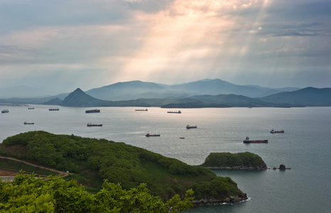 东海湾船在海湾,太阳的光线被点亮.纳霍德卡湾.东 (日本) 海.21.05.