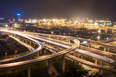 照明和高架高速公路和城市夜间景观