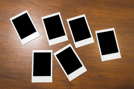 拍立得相框木背景上摄影图
