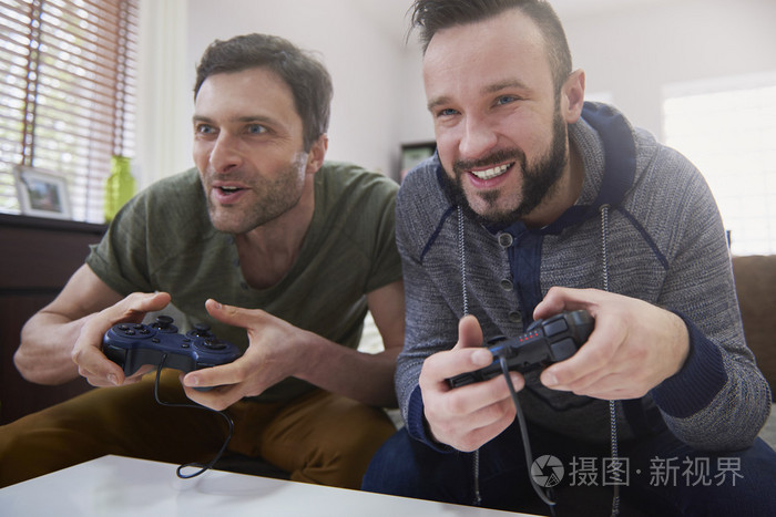 男人在一起玩电脑游戏