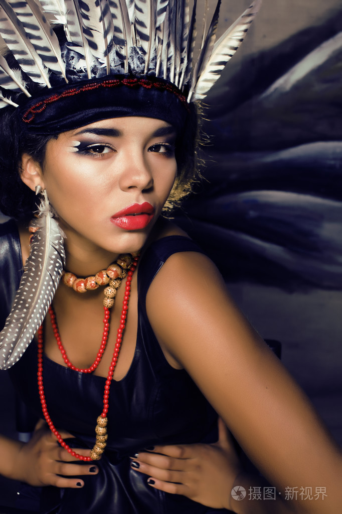 年轻漂亮的女人,与弥补像红种印第安人,万圣节天河城