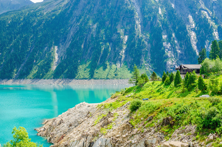 天青 lakem 木屋和奥地利的阿尔卑斯山山峰