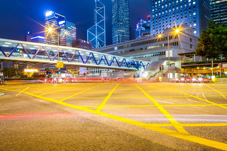 在万家灯火的城市交通灯步道图片