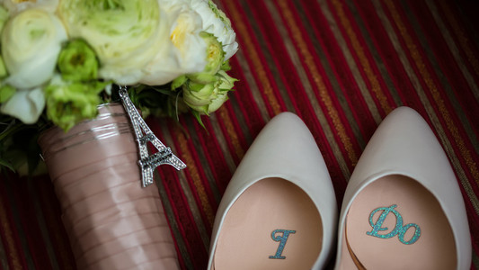 婚礼鞋和花束