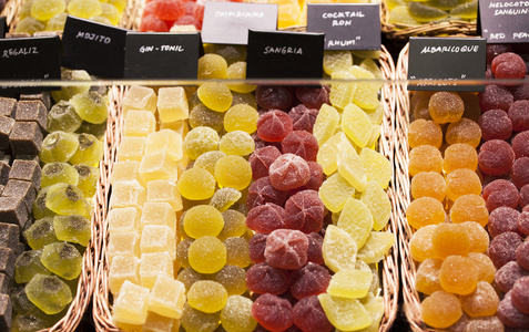 在市场上的各类果冻糖果。