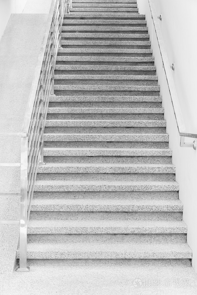 大楼内的混凝土楼梯