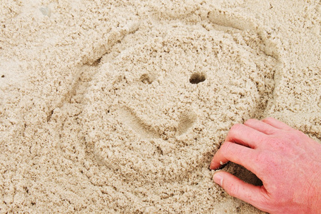 手画夏天海滩沙子笑脸