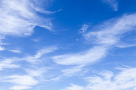 春光灿烂明媚的春光天空,白云在阳光灿烂的日子照片