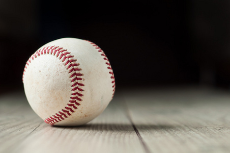 旧棒球在木制的背景和高度特写