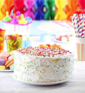 在彩色背景上的生日蛋糕