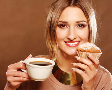 咖啡和饼干的年轻女人