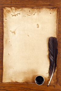 老纸上用羽毛和油墨的棕色木材纹理