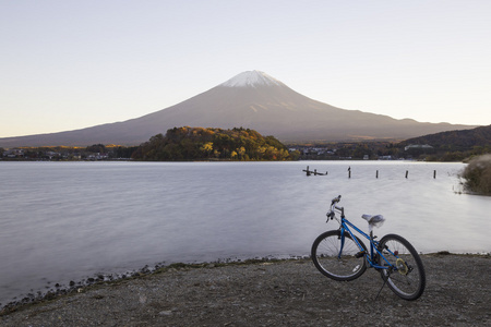 秋天的时候，日本的富士山