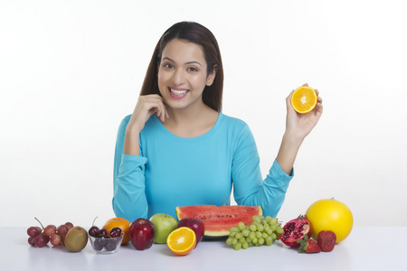 持有一个橘子的女人照片