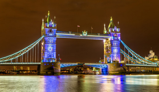 在晚上伦敦塔桥的视图