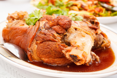 如菲律宾和波多黎各红烧的猪腿肉在白色背景前猪猪腿肉和馒头猪咨色