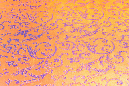 丝绸织物的质地。 黄橙金杏仁霓虹胡萝卜是蚕在制作茧时产生的一种优良的柔软的光泽纤维，并收集起来制成线和织物。