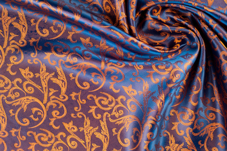 丝绸织物的质地。 黄橙金杏仁霓虹胡萝卜是蚕在制作茧时产生的一种优良的柔软的光泽纤维，并收集起来制成线和织物。
