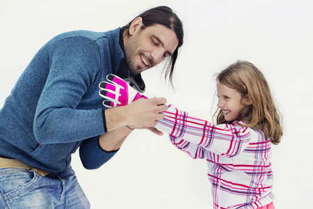 父亲帮助他至爱的女儿，戴上手套