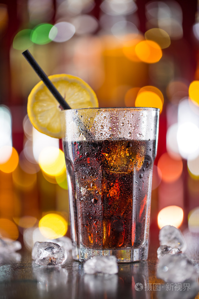 杯可乐上酒吧台