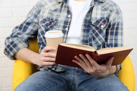 库中的女人阅读本书青少年阅读本书年轻英俊的男人阅读本书重点放在阅