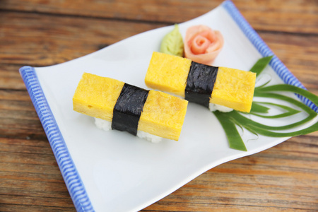 寿司做寿司卷鸡蛋寿司和日本料理精选焦点寿司在黑色的混凝土背景上的