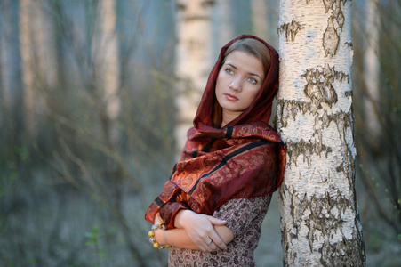 俄罗斯姑娘在一条围巾在白桦林，特写