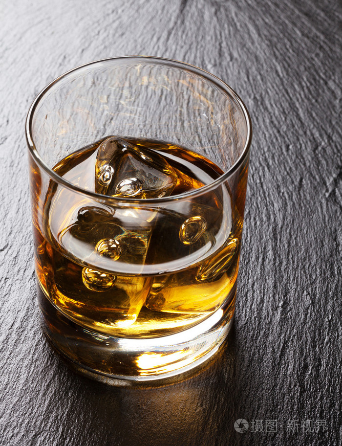 杯加冰的苏格兰威士忌