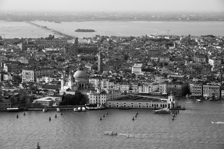 市和威尼斯泻湖的鸟瞰图