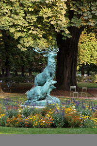在巴黎卢森堡花园鹿的雕像