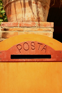 年份的棕色邮箱在邮局里