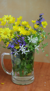 春天野花放在透明杯子里的花束