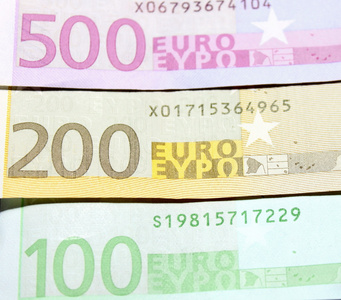 一百 一百零五张一百欧元纸币特写。浅焦点