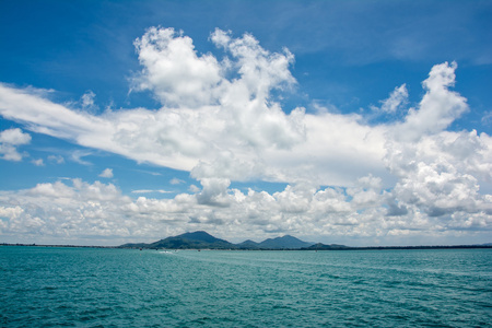 美丽的蓝色海洋和天空