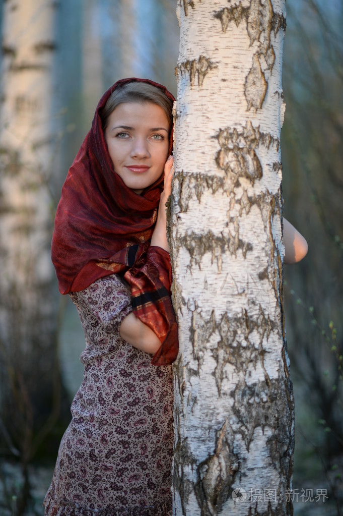 俄罗斯姑娘在一条围巾在白桦林,特写
