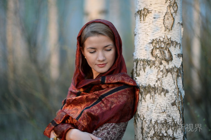 俄罗斯姑娘在一条围巾在白桦林,特写