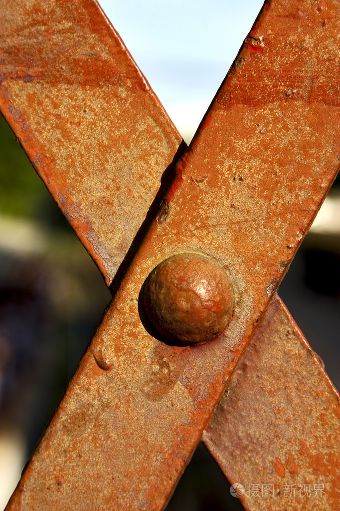 在这条铁路的铁金属十字架