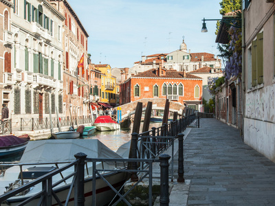 威尼斯，意大利2015 年 4 月 29 日。典型的城市景观。街头的运河和古代建筑上岸